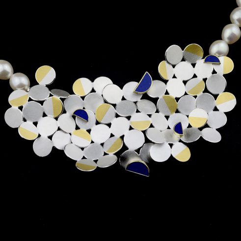 Random pattern necklace detail