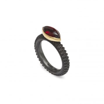 Navette Garnet Ring