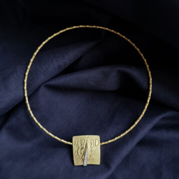 Striptwist Neckwire with Removable Pendant, Gold Variations Series