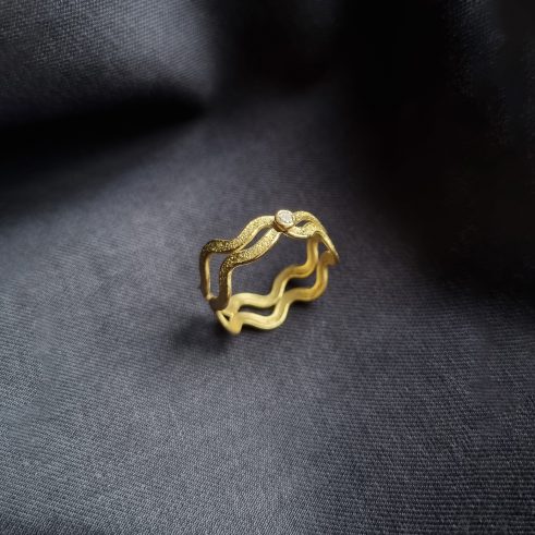Wriggle Ring with Diamond I