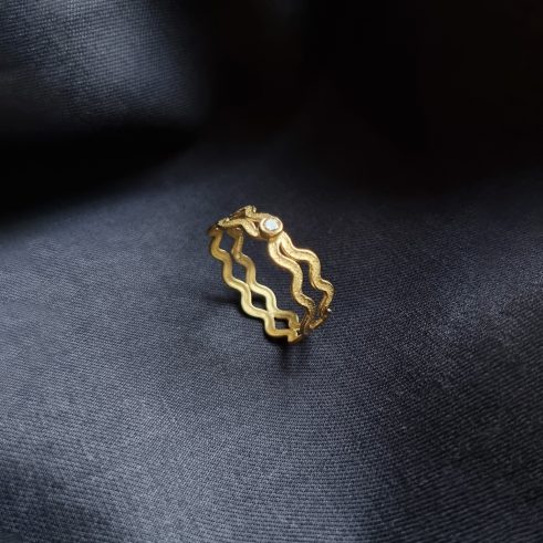 Wriggle Ring with Diamond II