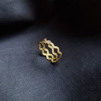 Wriggle Ring with Diamond III
