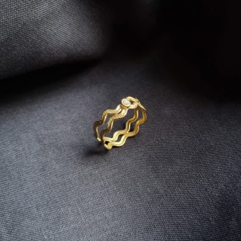 Wriggle Ring with Diamond IV